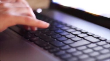 Bir dizüstü bilgisayarın klavyesi