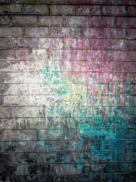 Ladrillo sucio con manchas de colores de pintura —  Fotos de Stock