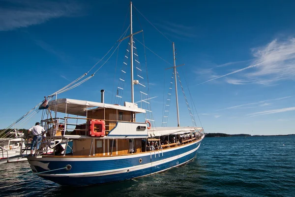 O barco de excursão — Fotografia de Stock