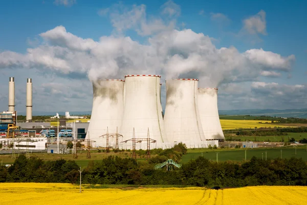 De koeling stacks in power station — Stockfoto