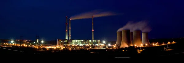 Central eléctrica por la noche - Pocerady Fotos de stock libres de derechos