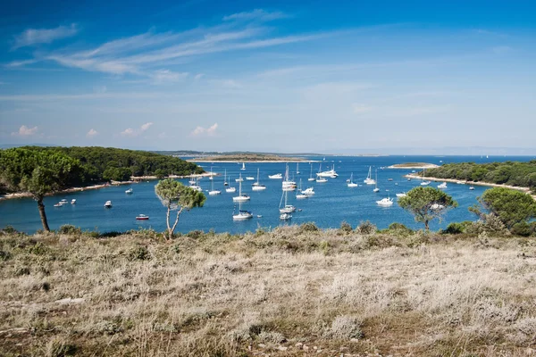 La bahía con barcos en Kamenjak Imágenes de stock libres de derechos