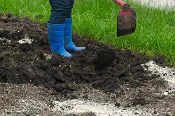 Agricultora Que Mezcla Suelo Los Fertilizantes Para Prepararse Para Plantación — Foto de Stock