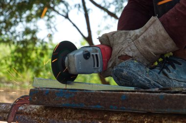 İnşaat Alanındaki Güvenilir El Yapımı Kumaş Kesme Makinesi ile Metal Çubuğu Kesen Yerel Yetenekli Sanatçı.