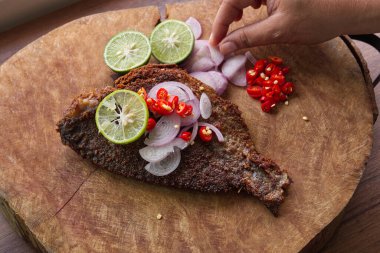 Bayan Kızarmış Fermente Balık, Tahta Masada Balık Turşusu.