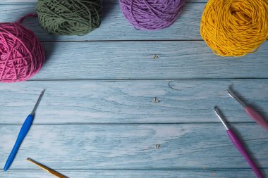 Mavi Ahşap Masada Örgü Şırıngalarıyla Çeşitli Renk İpliği Topları.