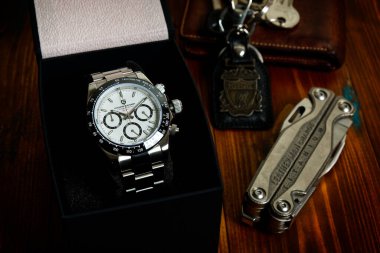 2021-06-03 Pagani Tasarım Kronograf Spor Bilekliği, Rolex Cosmograph Daytona 'nın Hürmet Bilekliği Bangkok, Tayland' daki Ahşap Masa Kutusunda.