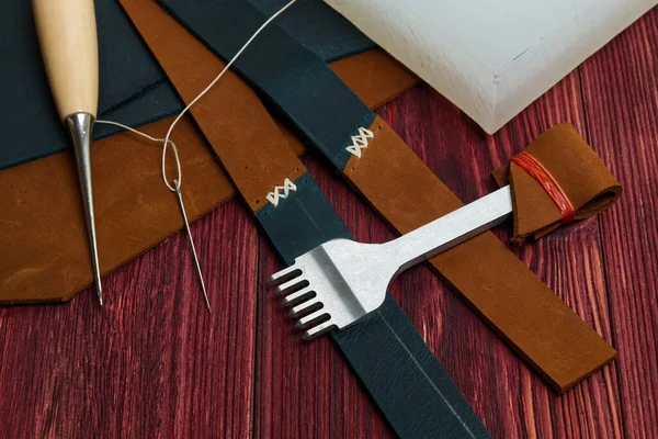 手作り本革リスト腕時計ストラップ ツールまたは縫製財布 クラッチまたは他の本革製品 — ストック写真