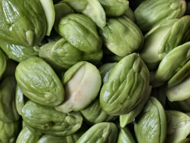 Taze kokulu fasulyelerin yakın çekimi, aynı zamanda petai veya sataw olarak da bilinir, Güney Tayland mutfağında popüler bir malzemedir. Güneydoğu Asya 'da sıklıkla baharatlı kızartmalarda, köri ve yerel yemeklerde kullanılır..