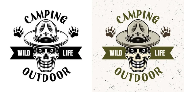 Emblema de camping con cráneo de explorador en dos estilos — Vector de stock