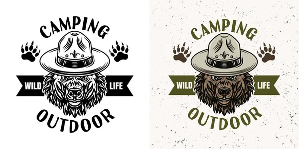 Camping emblema vector con scout oso dos estilos — Vector de stock