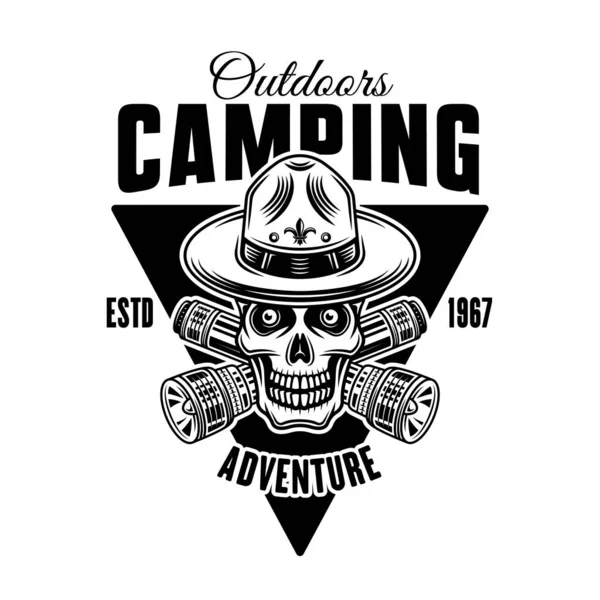 Camping emblema vectorial monocromo, insignia, etiqueta o logotipo en estilo vintage con cráneo de boy scout en sombrero y dos linternas cruzadas — Vector de stock