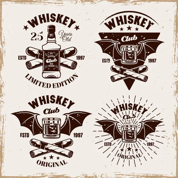 Ensemble Whisky de quatre emblèmes vectoriels, badges, étiquettes ou logos vintage sur fond avec textures grunge amovibles — Image vectorielle