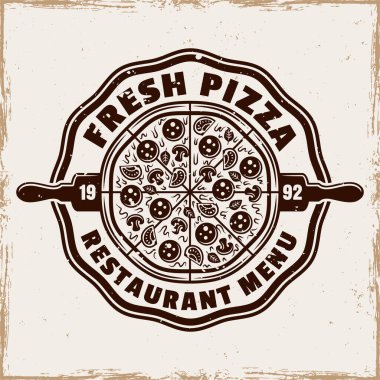 Pizzeria vektör amblemi, logosu, rozeti ya da etiketi, arka planda grunge dokusuyla izole edilmiş klasik renkli pizza şeklinde yuvarlak pizza. Fast food dağıtım logoti şablonu