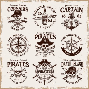Korsanlar arka planda çıkarılabilir grunge dokuları olan vektör amblemleri, etiketler, rozetler veya logolar seti