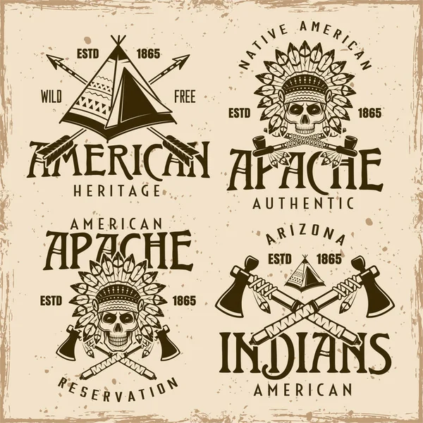 Native American Indians σύνολο από τέσσερα διανυσματικά εμβλήματα, ετικέτες, σήματα ή λογότυπα σε vintage στυλ σε βρώμικο φόντο με grunge υφές — Διανυσματικό Αρχείο