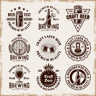 Bira ve bira fabrikası vektör amblemleri, etiketler, rozetler veya logolar kaldırılabilir grunge dokuları ile arka planda vintage tarzında