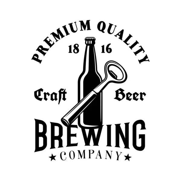 Emblema del vector cervecero, etiqueta, insignia o logotipo en estilo vintage monocromo con botella de cerveza y abridor aislados sobre fondo blanco — Archivo Imágenes Vectoriales