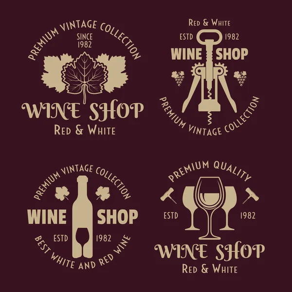 Loja de vinhos e conjunto de vinícolas de quatro emblemas coloridos vetoriais, rótulos, emblemas ou logotipos em estilo vintage no fundo vermelho — Vetor de Stock