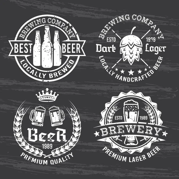 Zestaw do piwa i browaru wektorowe białe emblematy, etykiety i odznaki izolowane na ciemnej tablicy z wyjmowaną fakturą grunge — Wektor stockowy