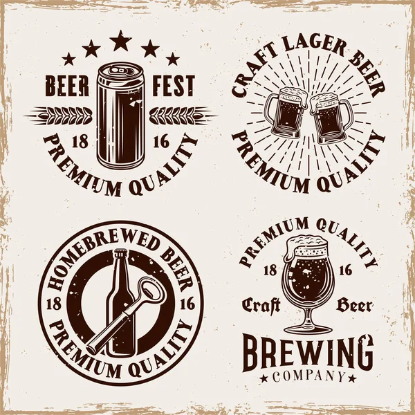 Set de cerveza y cervecería de cuatro emblemas vectoriales, etiquetas, insignias o logotipos en estilo vintage sobre fondo con texturas grunge extraíbles — Vector de stock