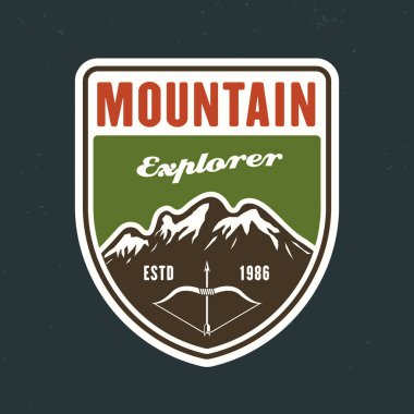 Dağlar seyahat eder ve dış macera vektörü amblemi, çıkartma, etiket, rozet veya logo renkli