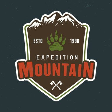 Dağlar seyahat eder ve açık macera vektörü amblem, çıkartma, etiket, rozet veya logo renklendirir