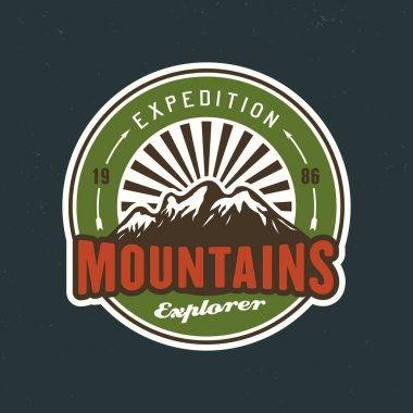 Açık hava macerası, dağ kampı ve yürüyüş vektörü amblem, çıkartma, etiket, rozet ya da logo