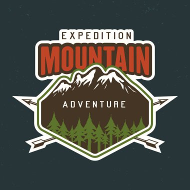 Dağlar seyahat eder, açık hava macerası, kamp ve yürüyüş vektörü renkli amblem, çıkartma, etiket, rozet veya logo