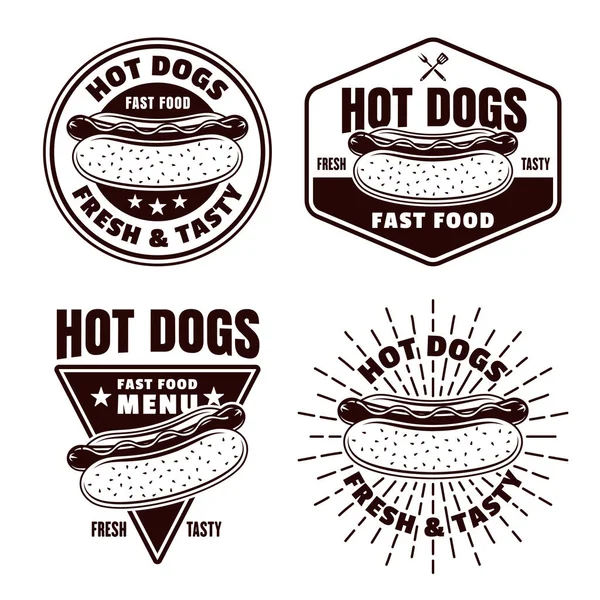 Hot Dogs Set mit vier vektormonochromen Emblemen, Abzeichen, Etiketten, Aufklebern oder Logos im Vintage-Stil isoliert auf weißem Hintergrund — Stockvektor