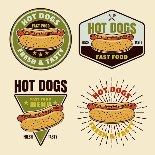 Hot Dogs Set mit vier vektorfarbenen Emblemen, Abzeichen, Etiketten, Aufklebern oder Logos im Cartoon-Stil auf hellem Hintergrund — Stockvektor