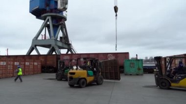 Yaz, 2020 - Vladivostok, Rusya - Deniz Konteynırı Terminali. Yükleyiciler konteynır terminalinden geçerek bir vinç ve konteynırın arka planına çarpıyor