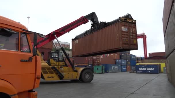 Zomer 2020 Vladivostok Rusland Zeecontainerterminal Reachstacker Rijdt Door Het Havengebied — Stockvideo