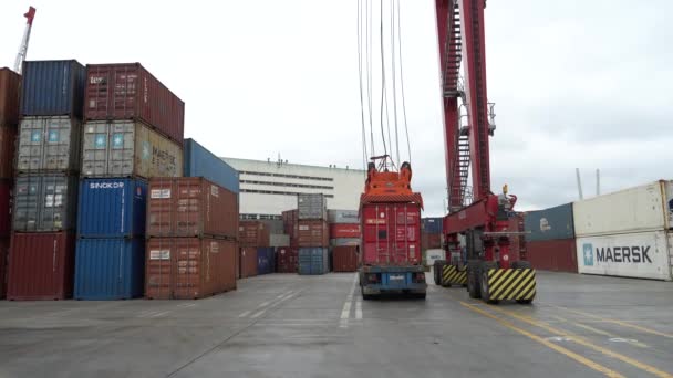 2020年夏天 俄罗斯符拉迪沃斯托克 海运集装箱码头 大型集装箱龙门起重机在集装箱仓库的背景下将集装箱拖到空中 — 图库视频影像