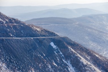 Karla kaplı dağların arasında yılan gibi kıvrılır