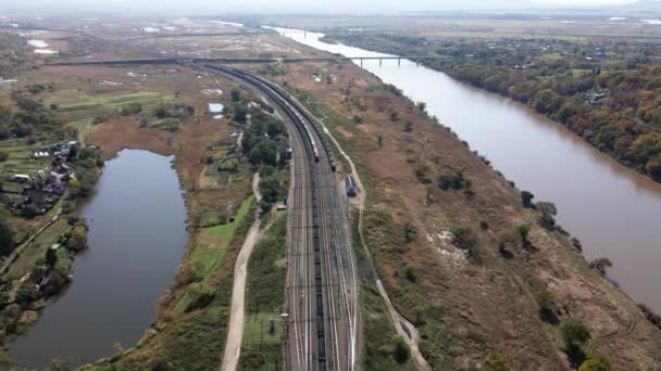 从上面看照相机在一条大河边的铁路上飞驰 — 图库视频影像