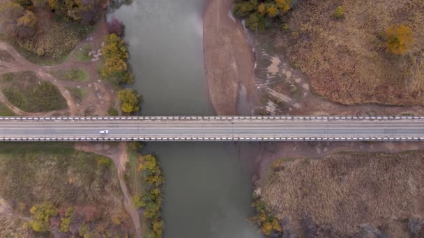 Blick Von Oben Die Kamera Fliegt Über Eine Straßenbrücke Über — Stockvideo