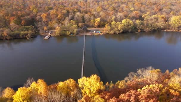 Vue Haut Caméra Survole Pont Suspendu Piétonnier Dessus Large Rivière — Video