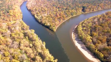 Yukarıdan bak. Sonbahar taygasında iki nehrin birleşmesi. Ekolojik felaket. Kirli suyu olan bir nehir temiz suyla birleşir..