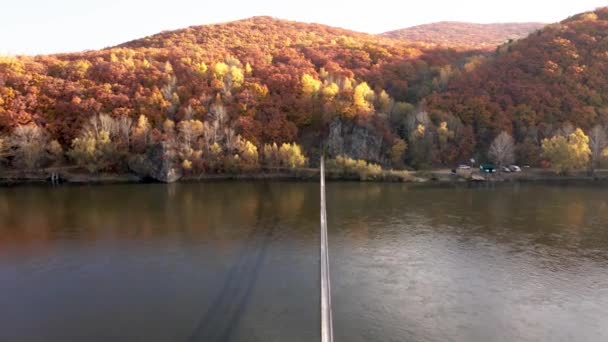 Vue Haut Caméra Survole Pont Suspendu Piétonnier Dessus Large Rivière — Video