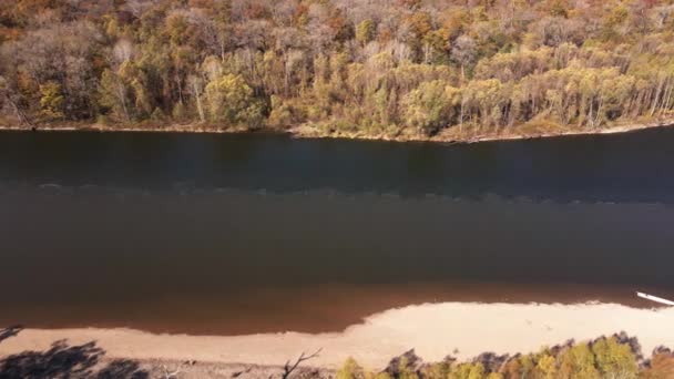 Blick Von Oben Der Zusammenfluss Zweier Flüsse Der Herbstlichen Taiga — Stockvideo