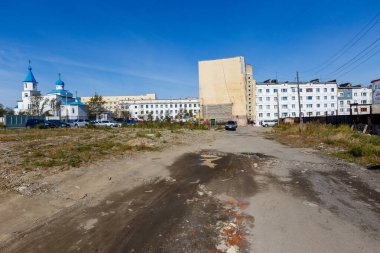 Magadan şehrinin orta kesimindeki konut binaları. Rusya 'nın kuzeyindeki çok katlı binalar.