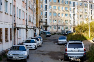 Magadan şehrinin orta kesimindeki konut binaları. Rusya 'nın kuzeyindeki çok katlı binalar.