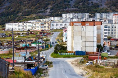 Magadan şehrinin orta kesimindeki konut binaları. Rusya 'nın kuzeyindeki çok katlı binalar.