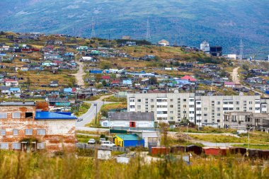 Magadan şehrinin orta kesimindeki konut binaları. Rusya 'nın kuzeyindeki çok katlı binalar.