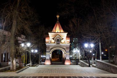 Gece Vladivostok 'taki Çarevich Zafer Kemeri.