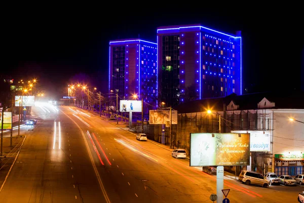 Osvětlené Ložnice Medical Street Vladivostoku Noční Osvětlení Budov Podél Silnice — Stock fotografie