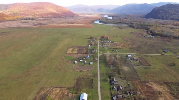 从上面看普里莫尔斯基领地的老信徒德苏村 摄像机飞过俄罗斯的一个村庄 小屋耸立在一片绿地上 — 图库视频影像