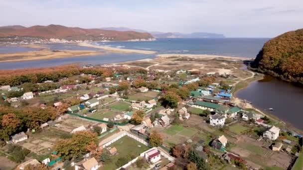 空中ビュー カメラはプリモルスキー準州のSmychkaの海の村を飛んでいます 丘やロシアの村に囲まれた美しい湖 — ストック動画