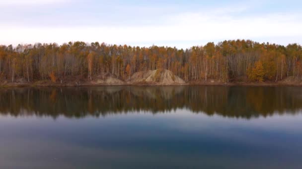 Widok Góry Kamera Przelatuje Nad Spokojnym Pięknym Jeziorem Kierunku Jesiennych — Wideo stockowe